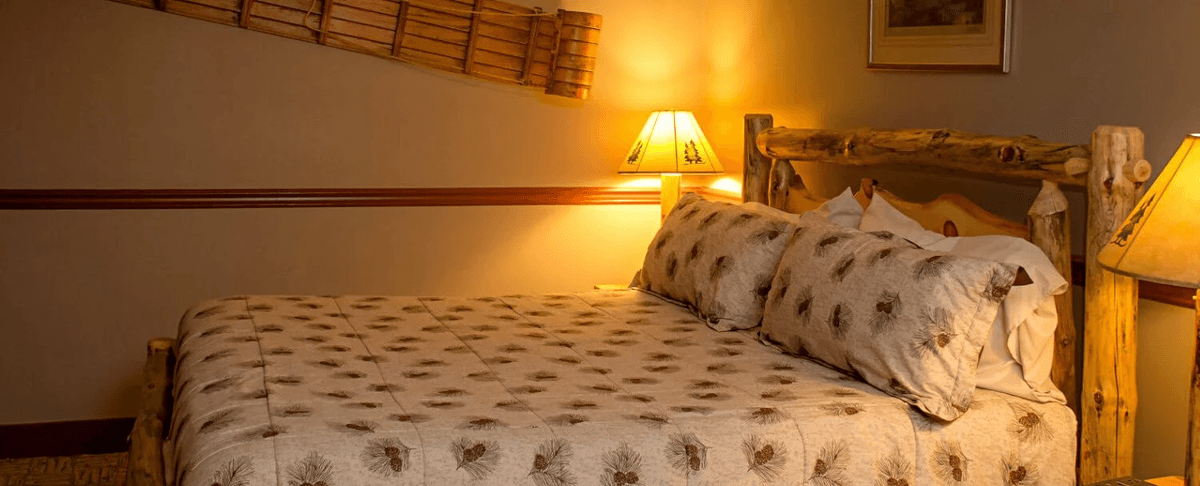 bed in room at mountaintop lodge at lake naomi